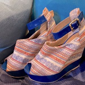 STEVE MADDEN HEELS, SIZE 9, BLUE WITH MULTICOLOR DESIGN
